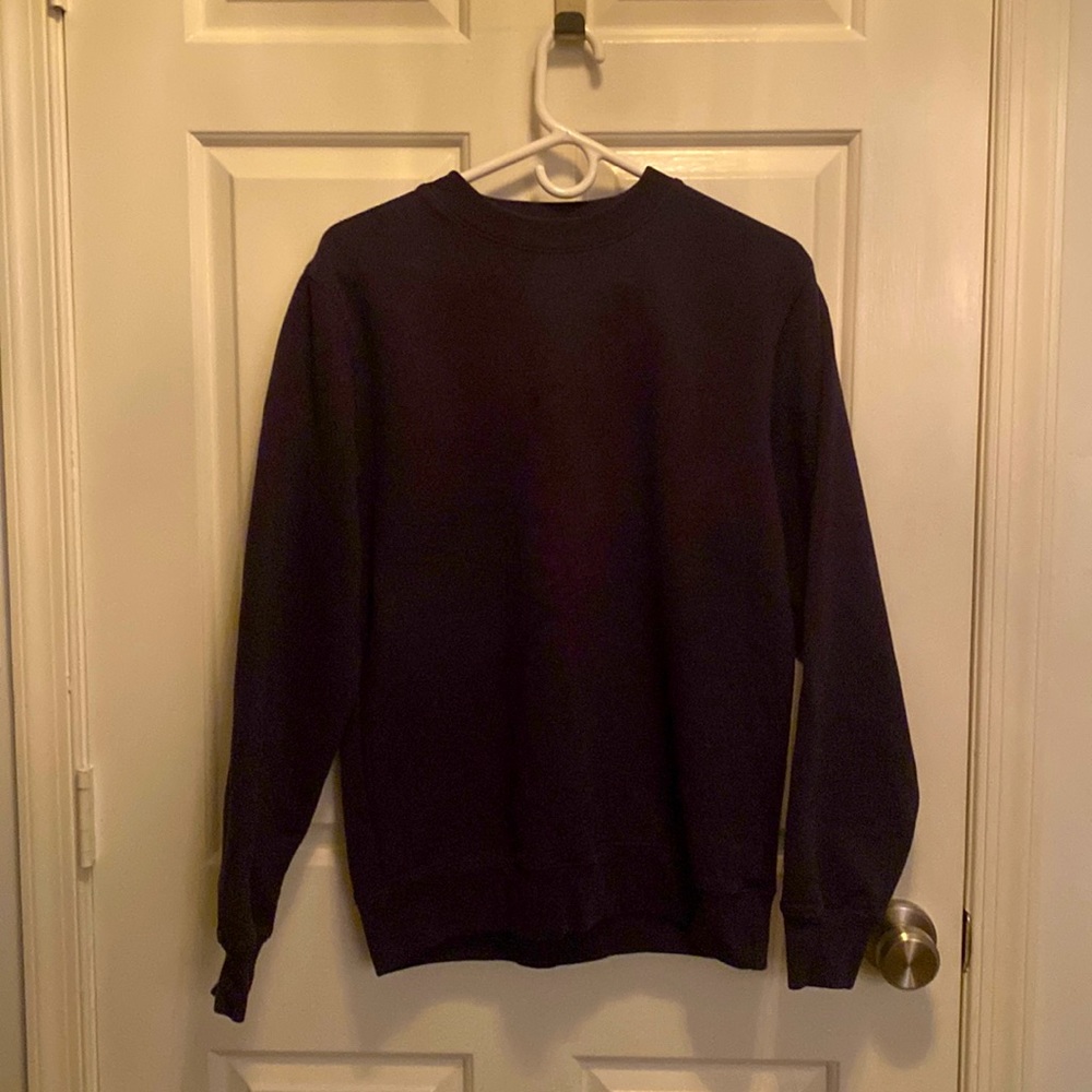 DARK BLUE BRANDY MELVILLE SWEATSHIRT. SIZE IS SMALL MADE OUT OF66%COTTON34%POLY